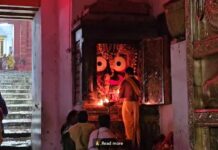 Take Blessings of Lord PatitaPabana while watching Door Opening at Sri Jagannatha temple